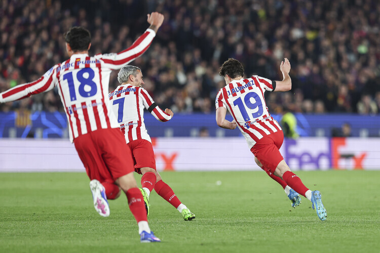 Альварес помог «Атлетико» победить «Барсу» на «Камп Ноу» впервые за 20 лет. Какую красоту положил! 