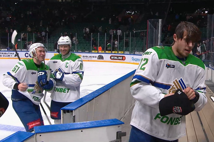 Алалыкин и Панин прикололись над Сучковым. Героя «зелёного дерби» облили водой во время интервью!  