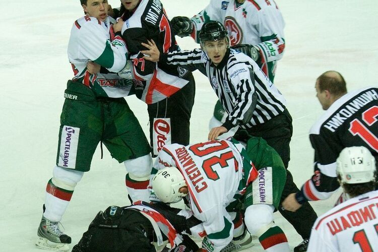 «Ак Барс» и «Трактор» в 2008-м устроили побоище: 378 минут штрафа, 10 дисквалификаций, обвинения в адрес Билла