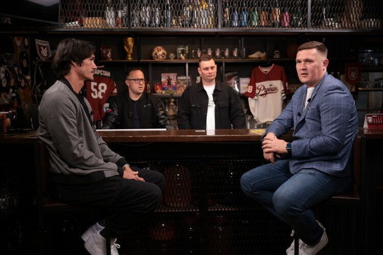 «Бердыев запрещал водителям автобуса ездить задом». Легенды «Рубина» Навас и Бухаров встретились в баре