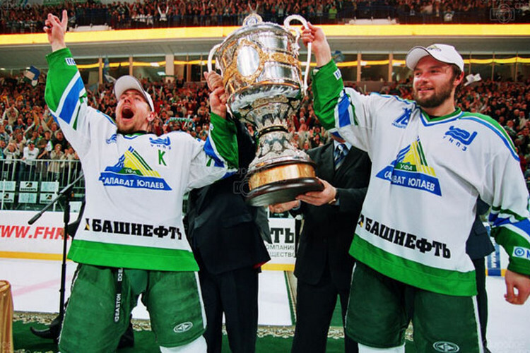 18 лет назад «Салават» и «Локомотив» разыграли последнее «золото» суперлиги. Уфа выиграла с пятёркой экс-игроков «Ак Барса»