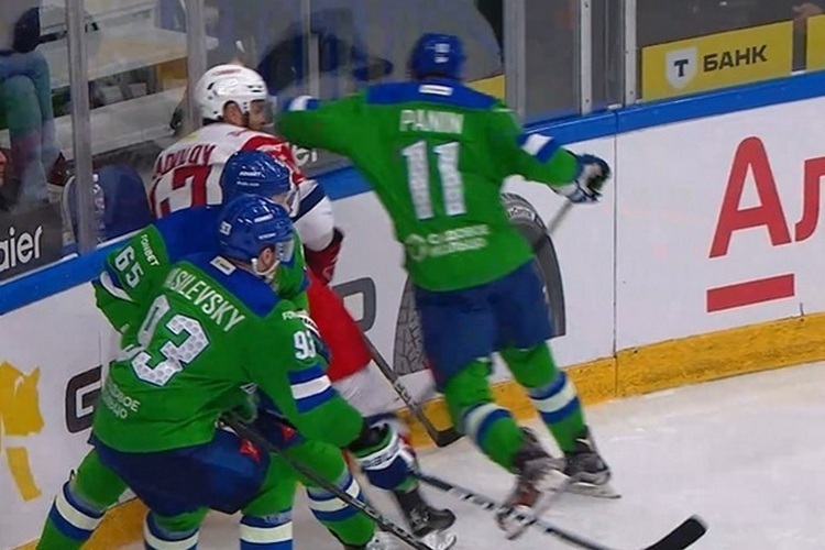 «Салават Юлаев» горит уже 0–3. Подставил Панин, с разбегу ударивший Радулова в голову