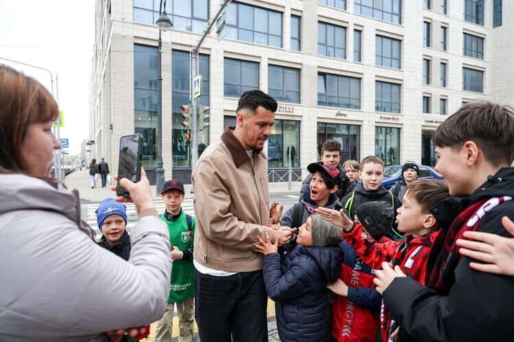 Даку встречали как рок-звезду: как открылся новый фан-шоп «Рубина»