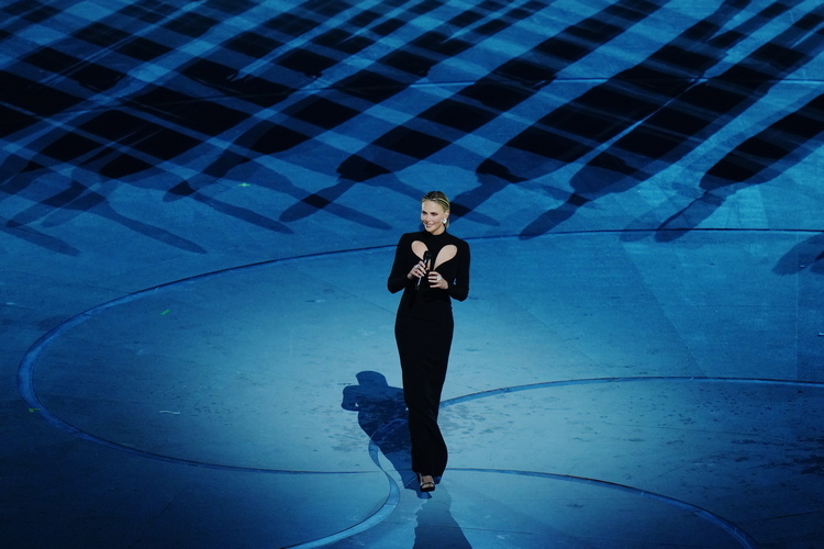 Открытие Олимпиады в 23 моментах: подруга Ди Каприо, Мэрайя Кэрри и Шарлиз Терон, спортсмены в деревне