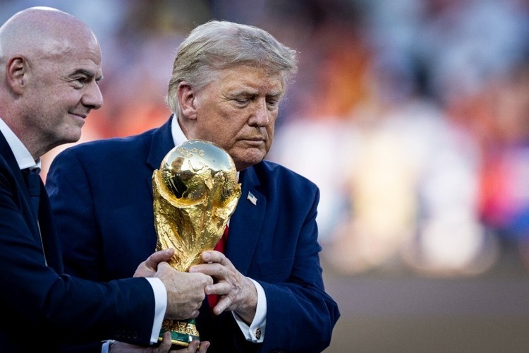 Трамп в финале ЧМ: влез в кадр к чемпионам, был освистан, Ямаль едва пожал ему руку