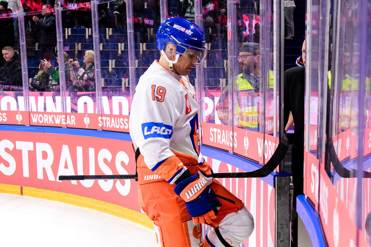 «Этот молчун начал бунтовать». Скандал в Финляндии: там экс-игрок КХЛ отказался надевать ЛГБТ*-форму