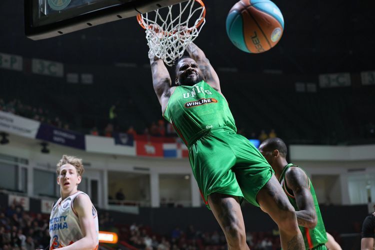 «Вы не уважаете мою команду?» УНИКС в очередной яркой концовке выиграл у «Пармы»