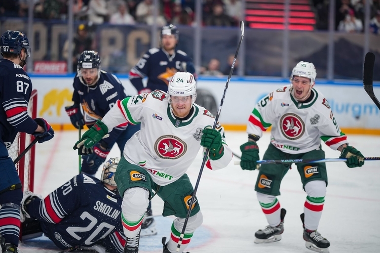 На фразу Разина про «башку» не обиделись, Галимов поиздевался: «Даже не вспотел». Истории с первого матча