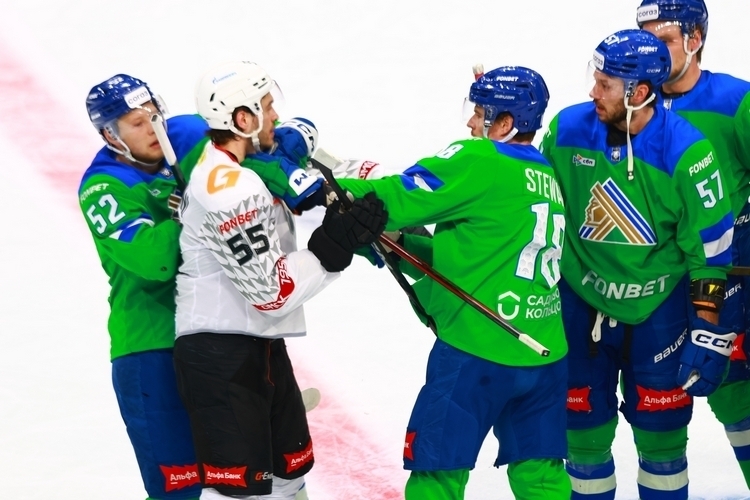 Ремпал хотел подраться с Шарипзяновым, а тот ответил дублем. «Салават Юлаев» пропустил пять от «Авангарда» 