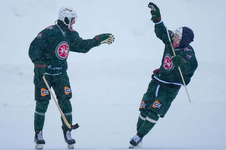 «Мне не нравятся эти деревянные палки». «Ак Барс» сыграл в хоккей с мячом на свежем воздухе