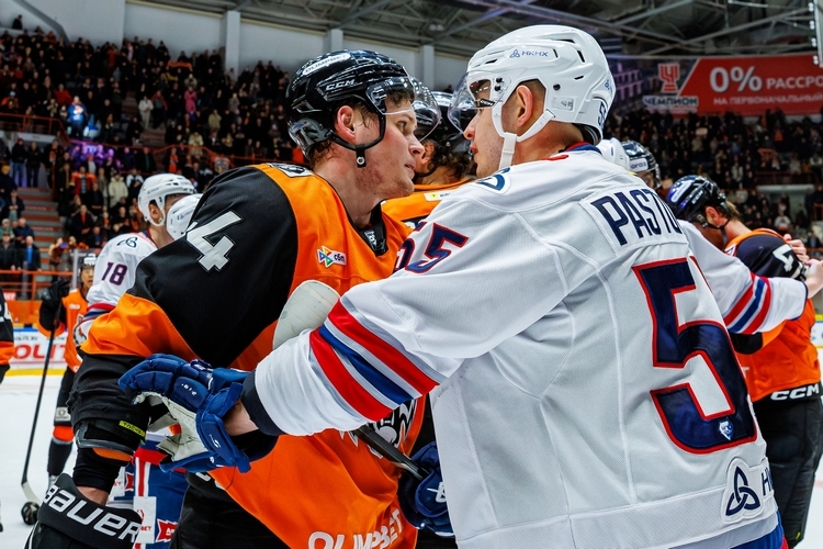 Топ-10 событий КХЛ: Камила Валиева в Китае, драка «Амура» и «Нефтехимика» на рукопожатиях, хет-трик Барабанова