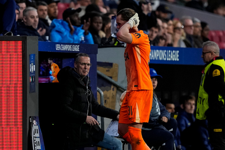 Посмотрите, что натворил вратарь «Тоттенхэма»! Его заменили уже на 17-й минуте