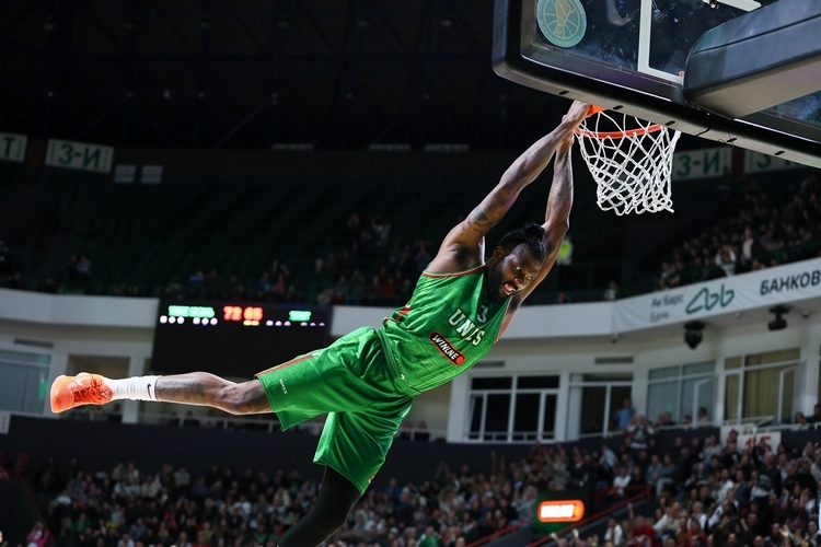 2025-й в 100 фотографиях: трофей «Краснодара», Уимблдон Кудерметовой, возвращение Валиевой, чемпионы в регби и волейболе