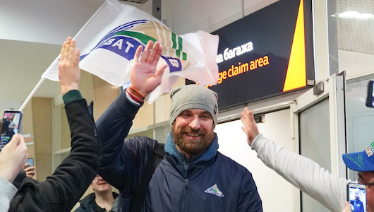«Салават Юлаев» в аэропорту встретили сотни болельщиков