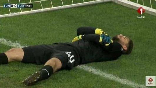 Вратарь сборной Туниса симулирует травмы из-за Рамадана