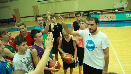 «Да, тебе трудно, тебе некомфортно, но продолжай работать»: УНИКС открыл баскетбольный лагерь