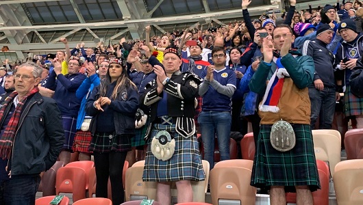 Мы посмотрели матч сборной с фан-сектора Шотландии. Мужчины в кильтах искали пиво