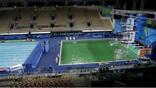 Почему вода в олимпийском бассейне стала зеленой, а российские синхронистки могут лишиться «золота»