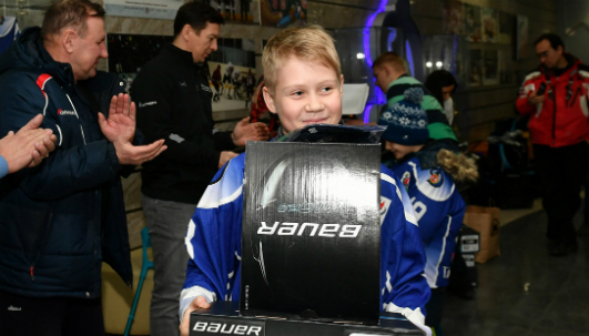 Академия хоккея вручила воспитанникам элементы хоккейной экипировки. Так она помогает семьям с низким уровнем достатка