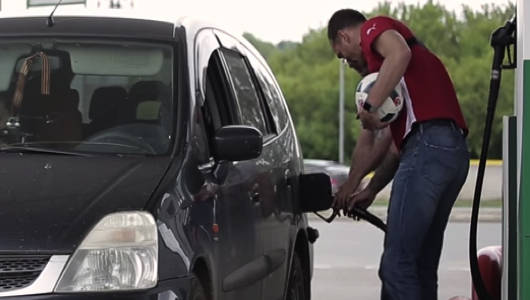 «Пока сто литров не продам, никуда не уеду!». Рыжиков и Набиуллин заправили болельщиков