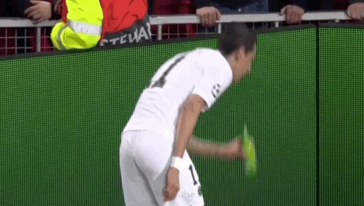 Ди Мария схватил пиво во время матча, обматерил фанатов, а между делом вынес «МЮ»