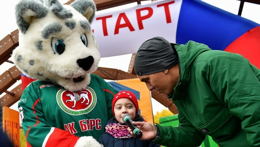 Айда в хоккей: Академия хоккея «Ак Барс» собрала больше тысячи детей в Горкинско-Ометьевском парке 