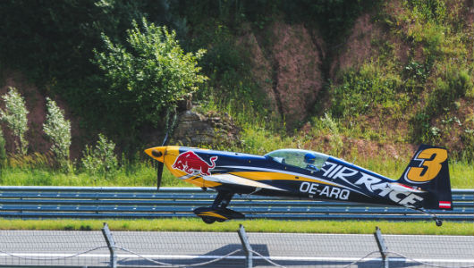 Как «Красные быки» летают над Казанью. Фоторепортаж c тренировки пилотов Red Bull Air Race