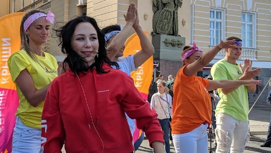 Туктамышева зажигает у Зимнего дворца: провела зарядку, потребовала сесть на шпагат