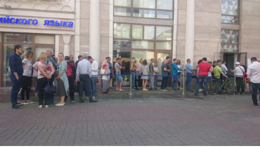 «Потом из зарплаты вычтут». Очереди из бюджетников на Кубке конфедераций