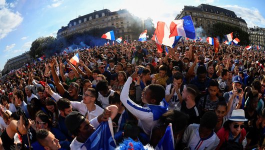Франция сходит с ума. Фото празднований даже показали Дешаму