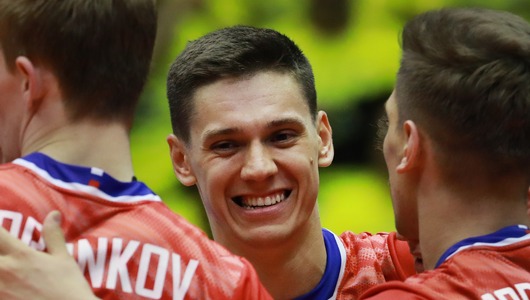 Полетаев зажигает перед отпуском. Ему не мешают насекомые и духота